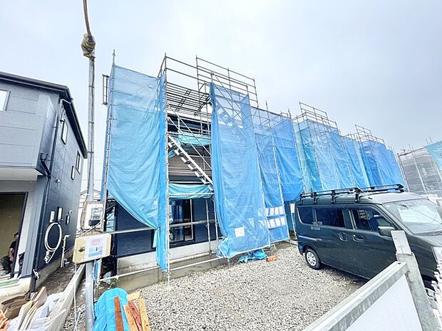 新しい暮らしの完成に向けて、着実に時を重ねていく住まいの様子を映し出しています。