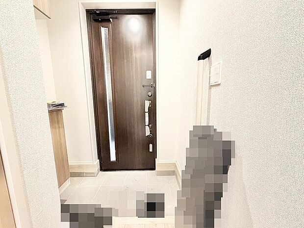 日々の出発と帰宅を穏やかに受け止めてくれる、すっきりと洗練されたシンプルな空間が広がります。