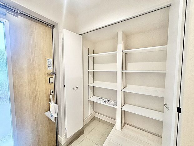 すっきりと整えられた空間が心地よい、日常をスムーズに始めるためのゆとりある玄関まわり。