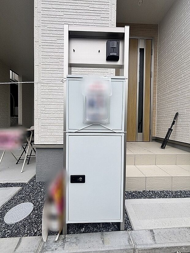 すっきりと洗練されたデザインが住まいの顔を引き立てる心地よい佇まい