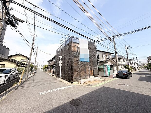 落ち着いた住宅街に位置し、新たな暮らしの始まりを予感させる角地の風景です。