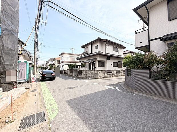 穏やかな空気が流れる閑静な住宅街で、日々の暮らしに安らぎを感じられる住環境が整っています。