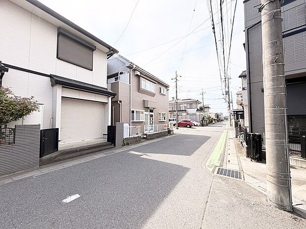 穏やかな空気が流れる閑静な住宅街で、日々の暮らしに安らぎを感じられる落ち着いたロケーションです。