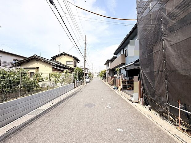 穏やかな空気が流れる住宅街の風景は、日々の暮らしに心地よい平穏と安心感をもたらしてくれます。