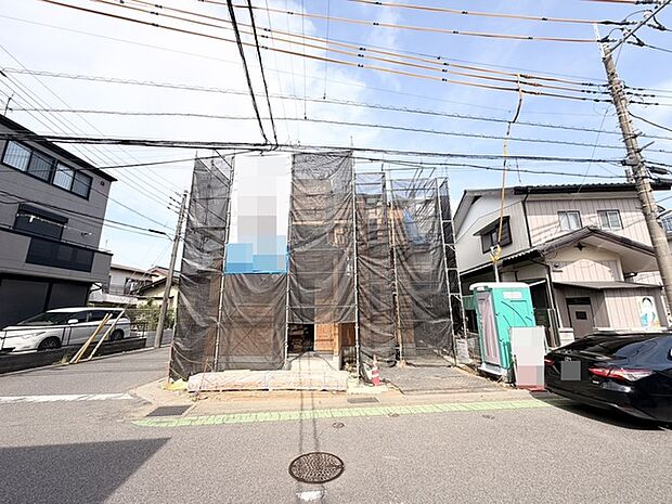新しい住まいが着実に形づくられていく、期待感に満ちた静かな街並みの一コマです。