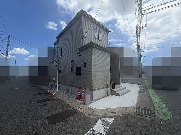洗練されたフォルムが街並みに静かに溶け込み、心地よい日常の始まりを予感させる佇まいです。