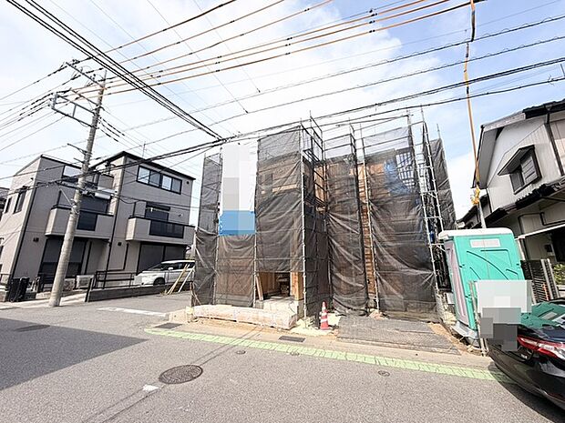 完成に向けて着実に形づくられていく、期待感に満ちた建築現場の様子です。