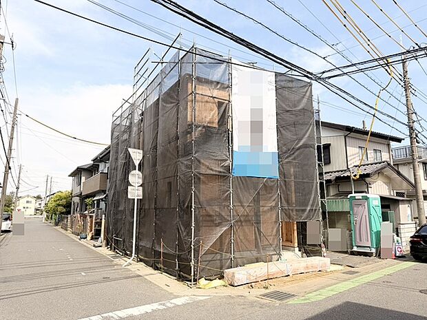 新しい暮らしの始まりを感じさせる、静かな環境に佇む建築途中の住まいです。