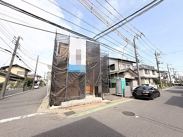 新しい暮らしの形がこれから丁寧に築かれていく、静かな住宅街に佇む建設現場です。
