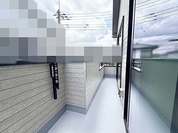 空を見渡せる開放的な場所で、日々の暮らしに心地よい風を感じるひとときを過ごせます。