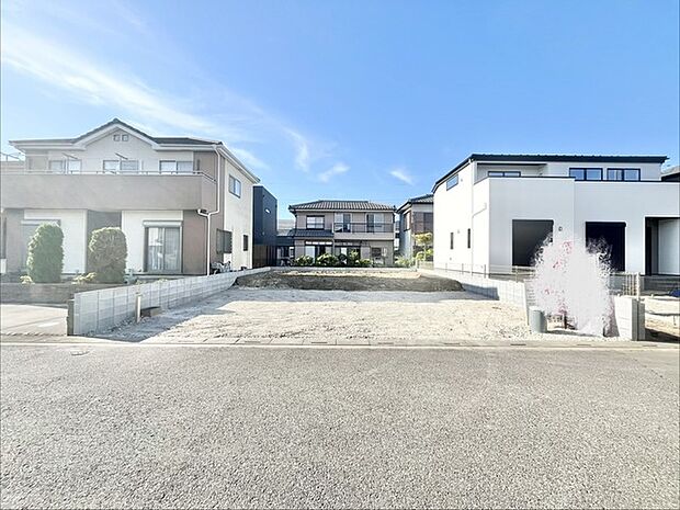 広々とした土地に、伸びやかな青空が広がる心地よい空間。