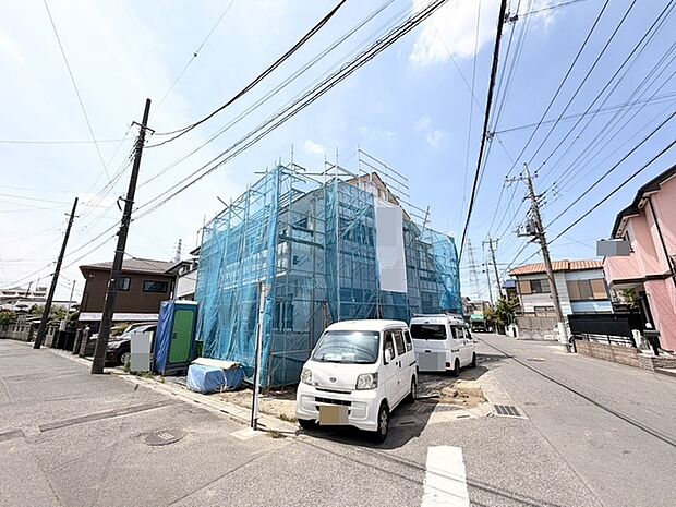 空と建物が織りなす、地域に根差した日常の風景。