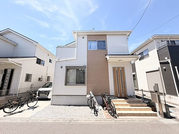 青空の下、住まいが心地よい風景に溶け込んでいます