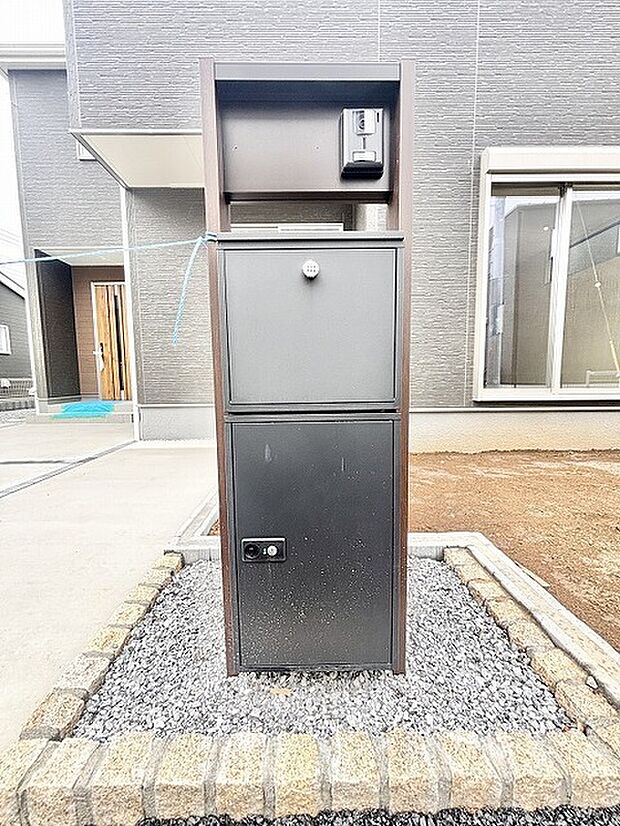 住まいの顔として暮らしに安心と利便性をもたらす、落ち着いた佇まいのエントランス設備です。