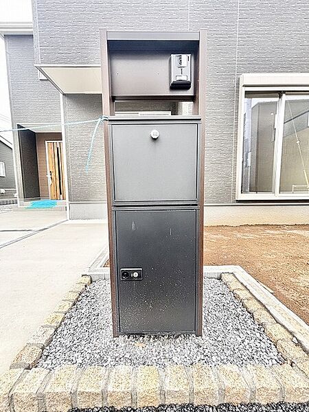 住まいの顔として暮らしに安心と利便性をもたらす、落ち着いた佇まいのエントランス設備です。