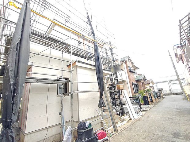 大切に手を入れ、より良質な住まいへと生まれ変わる過程を感じさせる落ち着いた外観です。