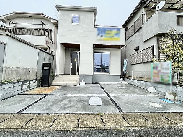 すっきとした佇まいが街並みに調和する洗練された外観デザイン