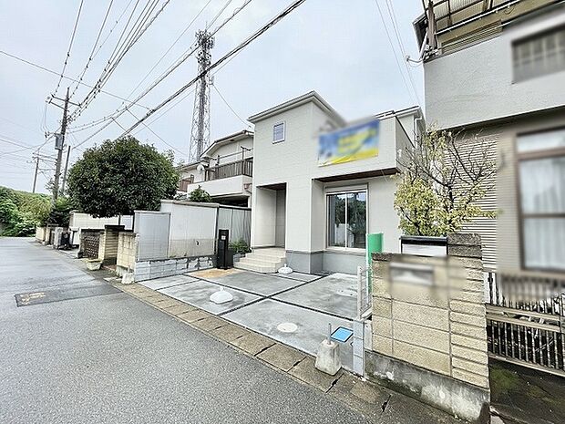 すっきりと整えられた外観が周囲の街並みに調和する穏やかな佇まい