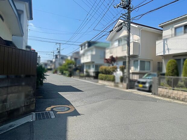 穏やかな住宅街の空気が流れる、落ち着きと静けさを湛えた日常の風景が広がっています。