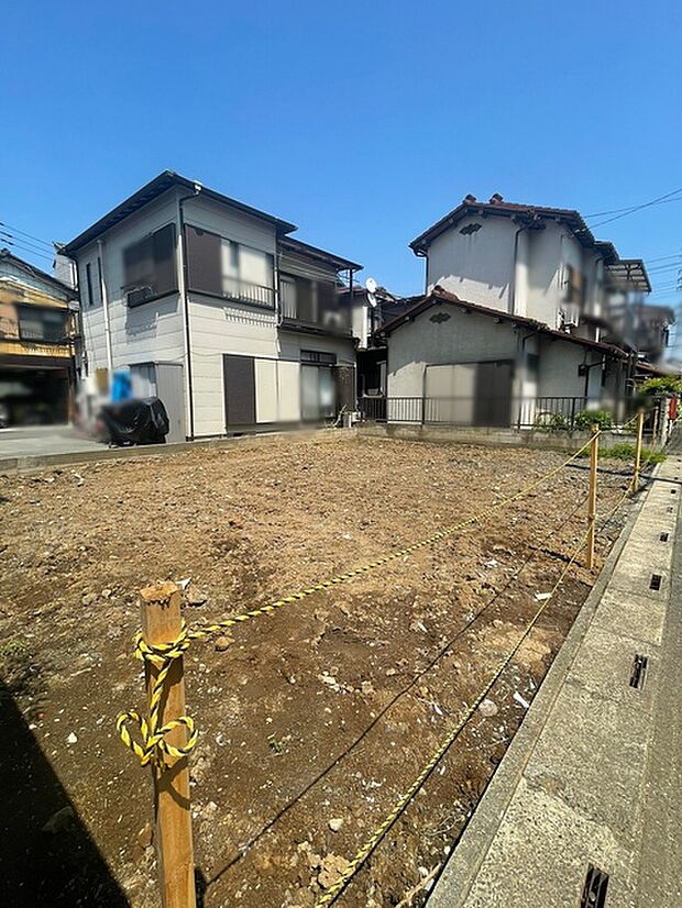 穏やかな住宅街に位置する、これからの暮らしを自由に描き出せるゆとりある敷地です。