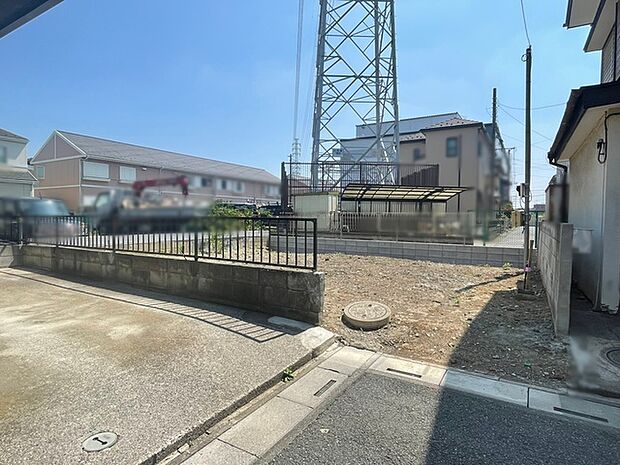 周辺の建物と程よい距離感が保たれた、開放感のある角地が日々の暮らしを想像させてくれます。