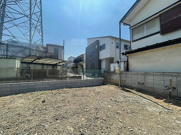 落ち着いた住宅街に位置し、これからの暮らしを自由に描き出せるゆとりある敷地です。