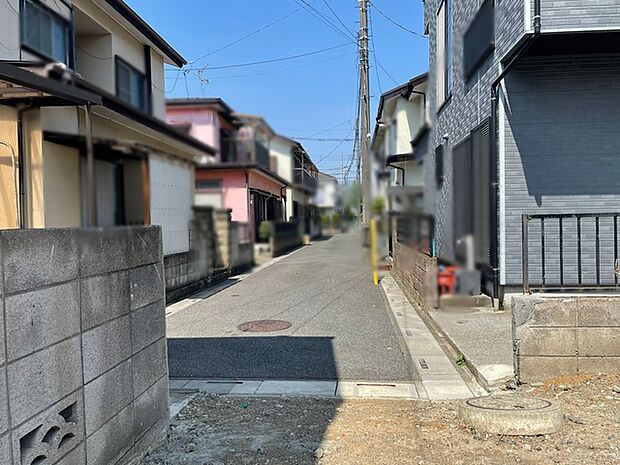 穏やかな時間が流れる落ち着いた住宅街で、日々の暮らしに心地よい静けさと安らぎを感じさせてくれます。