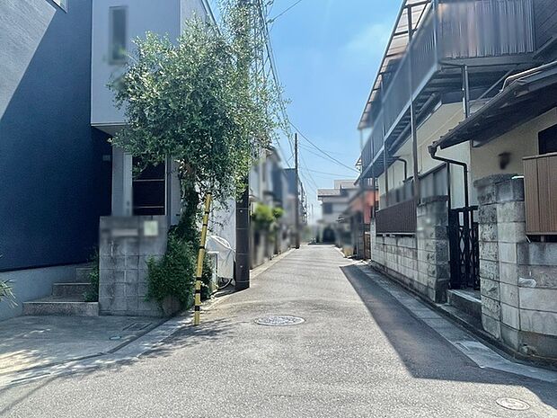広い道路から物件に入っていく進入口です。