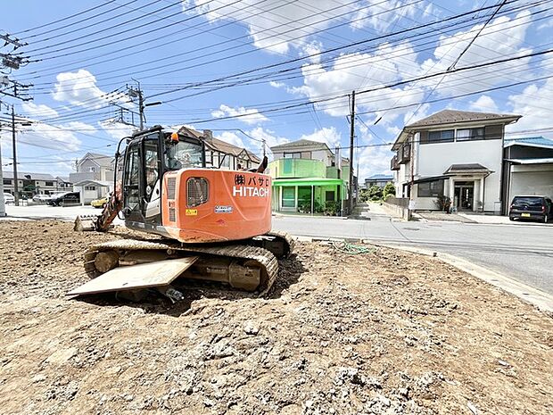 青空の下、新しい暮らしの基盤が形作られていく情景