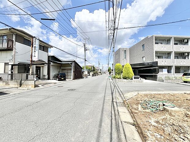 青空と雲が広がる、心地よい開放感のある街並み。