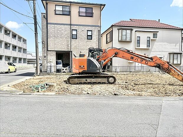 穏やかな青空の下、未来への基盤が築かれています。