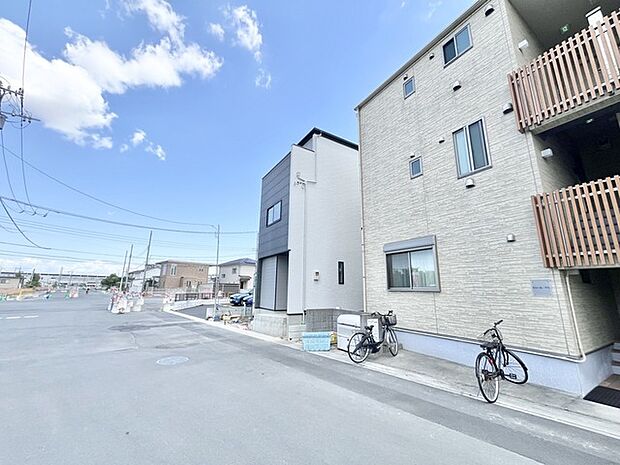 青空広がる、開放感あふれる街並みに佇む住まい。