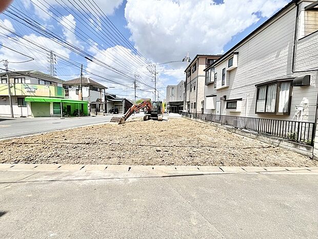 青空の下、広がる空地が未来への可能性を感じさせます。