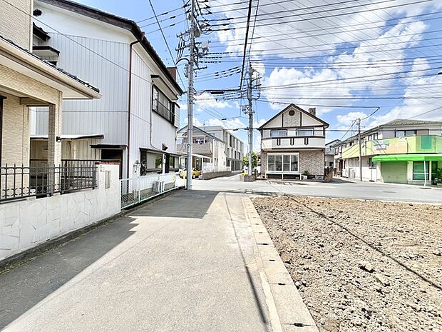 青い空と白い雲が広がる、穏やかな街並みが心地よい開放感をもたらします。