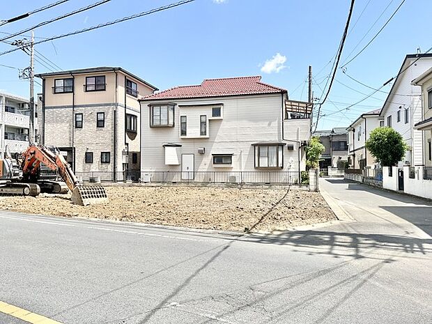 澄み渡る空の下、新しい始まりを予感させる穏やかな街並み。