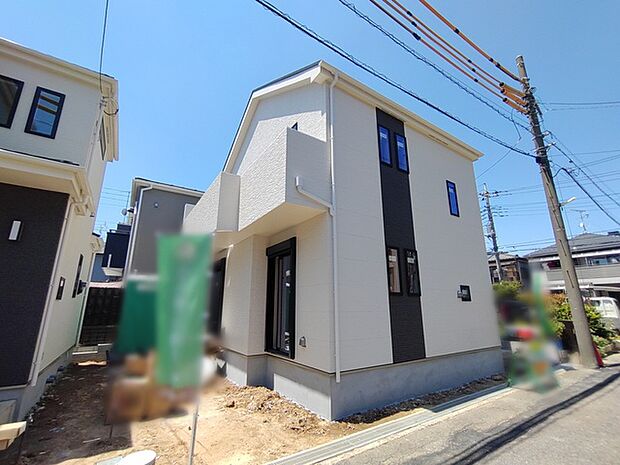 ホワイトとダークカラーのコントラストが洗練された印象を与える、モダンな佇まいの住まいです。