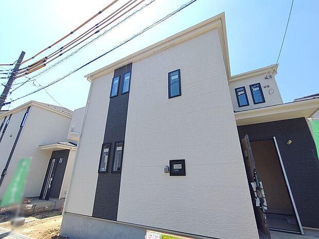 コントラストの効いた色使いがスタイリッシュな印象を与え、街並みに溶け込む洗練された外観デザインです。