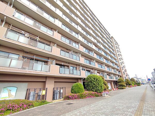 街並みに調和する落ち着いた佇まいと、手入れの行き届いた植栽が豊かな日常を予感させます。
