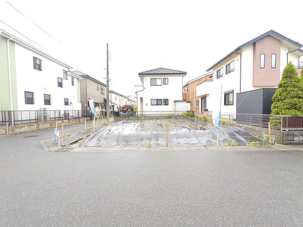 整然とした住宅街の一角にあり、理想の暮らしを描くための新しいステージとして穏やかな時間が流れる場所です。