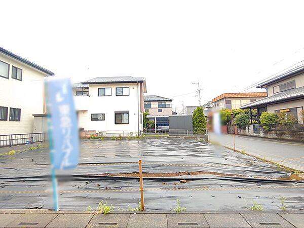 閑静な住宅街の一角にあり、理想の暮らしを描くための新しい始まりを予感させる更地です。