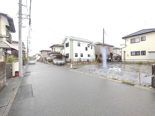閑静な住宅街の一角に位置し、穏やかな日常の気配が漂う住環境が広がっています。