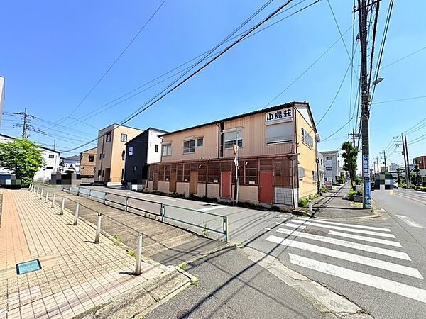 幹線道路から1本入ると、住民の方が主に利用する交通量少なめの住宅地です。