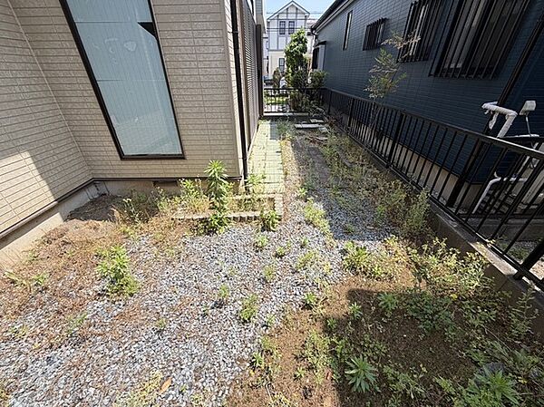 広々とした南庭は、太陽の下のリビングかもしれません。
