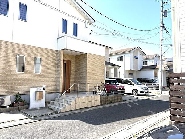 落ち着いた住宅街に馴染む、日々の暮らしに寄り添う親しみやすい佇まいの外観です。