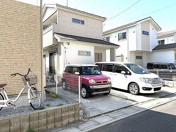 穏やかな空気が流れる住宅街に溶け込み、日々の暮らしに自然と馴染む佇まいが魅力の住まいです。