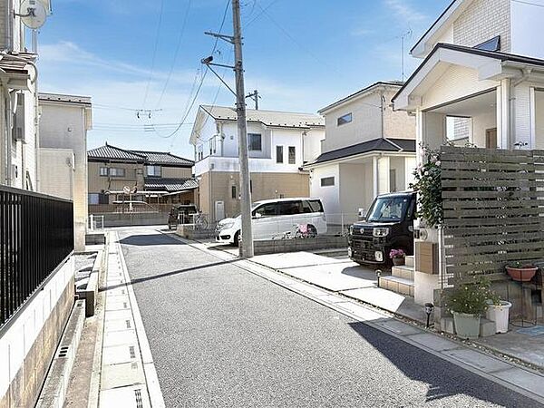 整然とした街並みが広がり、穏やかな日常が流れる住環境として整備された落ち着きのあるエリアです。