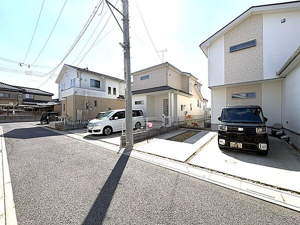 周囲に馴染む落ち着いた街並みの中で、穏やかで心地よい日常を予感させる佇まいです。
