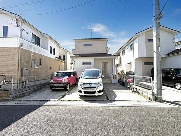 周囲の住宅と調和する穏やかな街並みに溶け込み、日々の暮らしに落ち着きを感じさせる佇まいです。