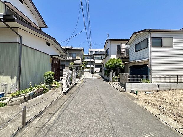 幅員の狭い道ですが、車通りの少ない住宅街に立地してます。 