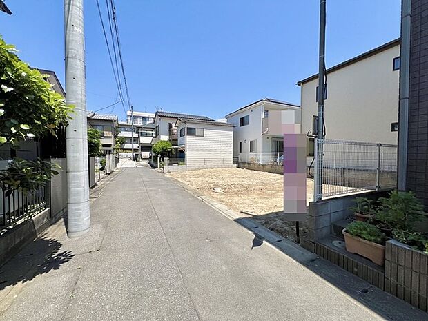 住民の方が主に利用する交通量少なめの道路に面してます。 